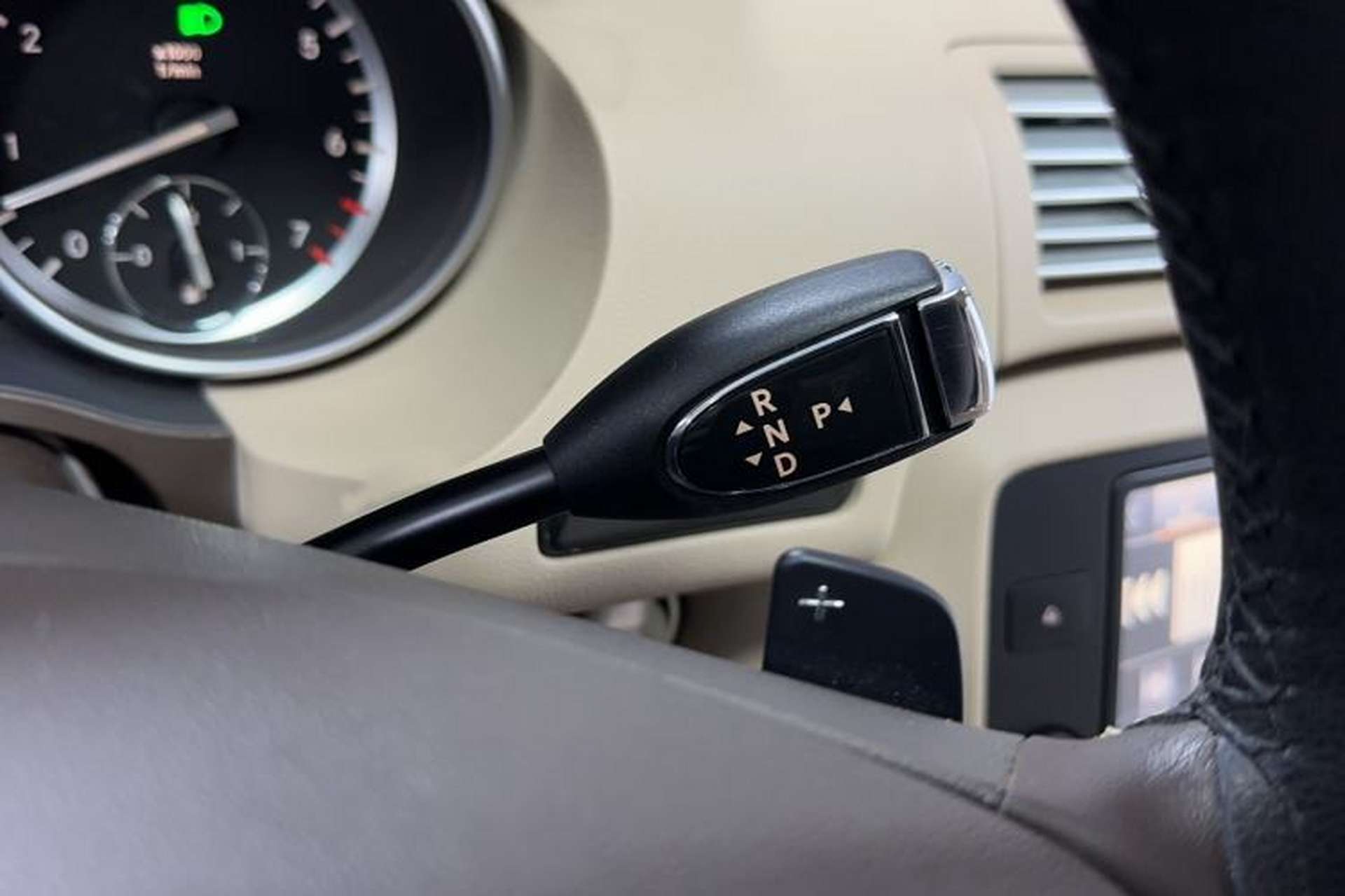 Used Mercedes-Benz R-Class 2014 R 400 4MATIC Luxury Model Interior 4