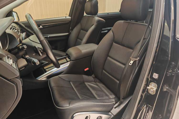 Used Mercedes-Benz R-Class 2014 R 400 4MATIC Business Model Interior 5