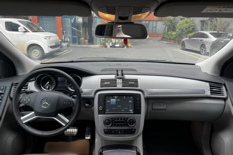 Used Mercedes-Benz R-Class 2014 R 320 4MATIC Business Model Interior 7