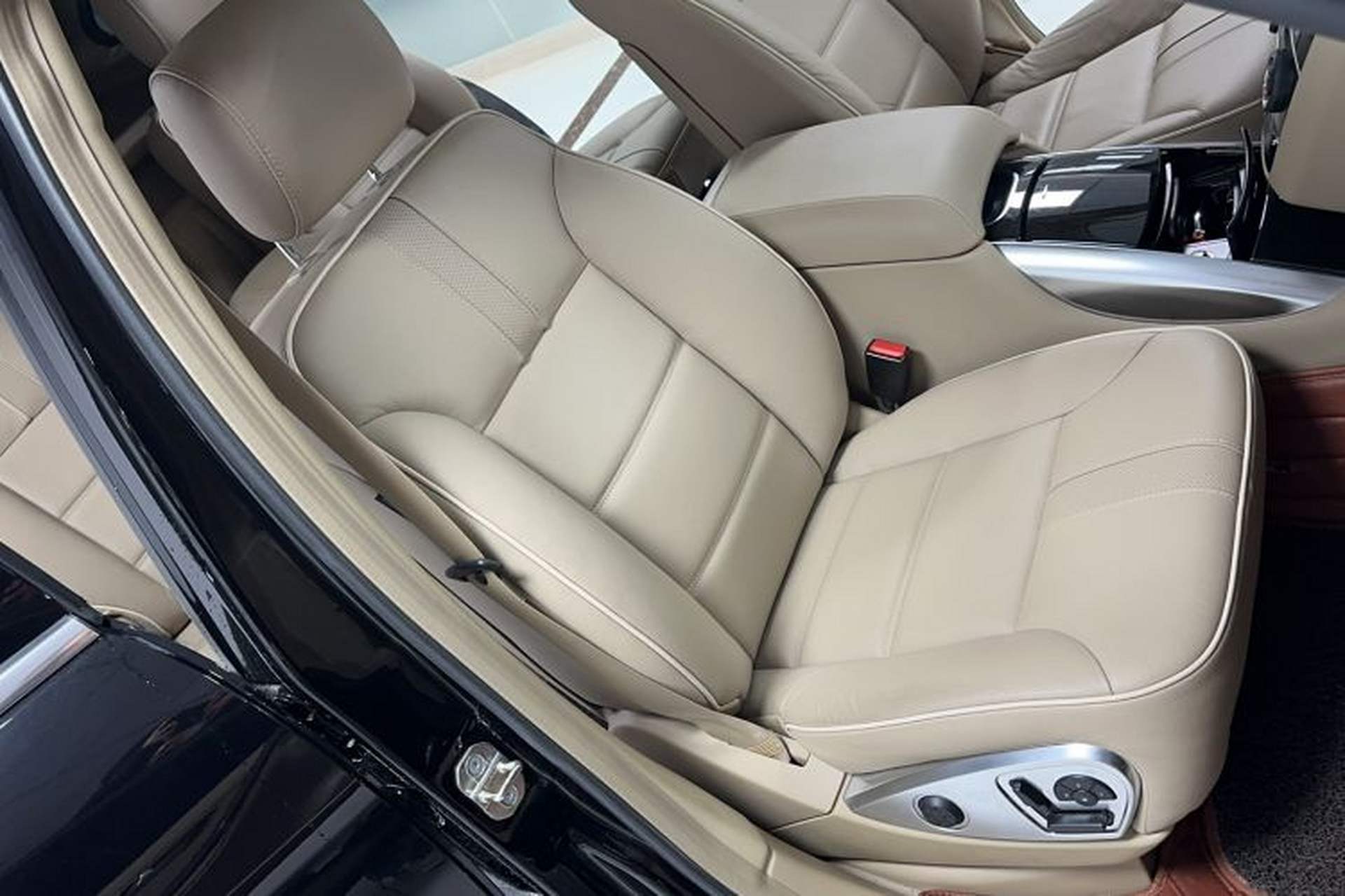 Used Mercedes-Benz R-Class 2014 R 400 4MATIC Luxury Model Interior 7