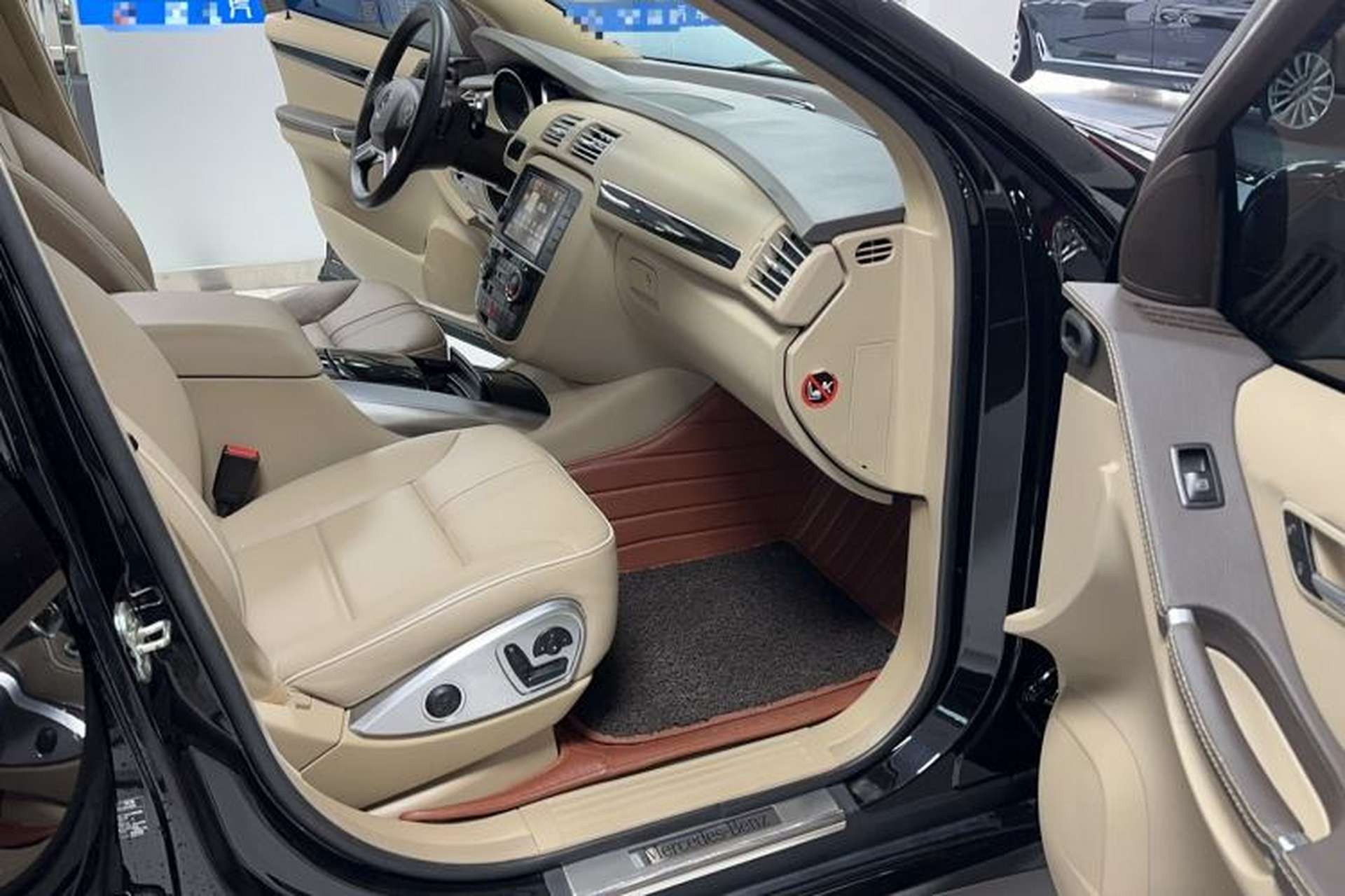 Used Mercedes-Benz R-Class 2014 R 400 4MATIC Luxury Model Interior 8