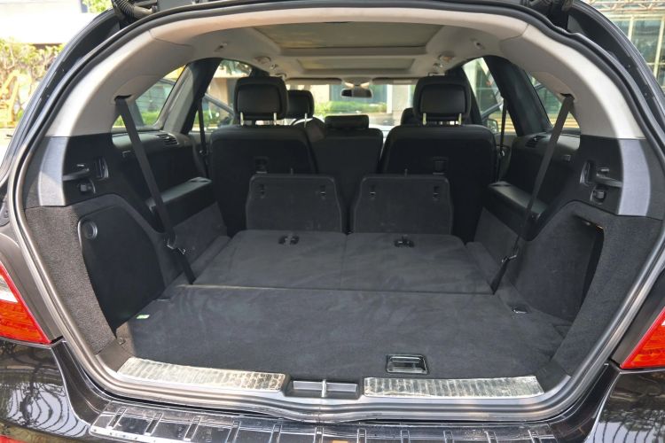 Used Mercedes-Benz R-Class 2014 R 320 4MATIC Business Model Interior 8