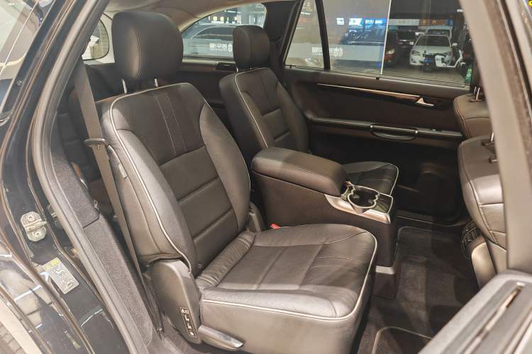 Used Mercedes-Benz R-Class 2014 R 400 4MATIC Business Model Interior 9