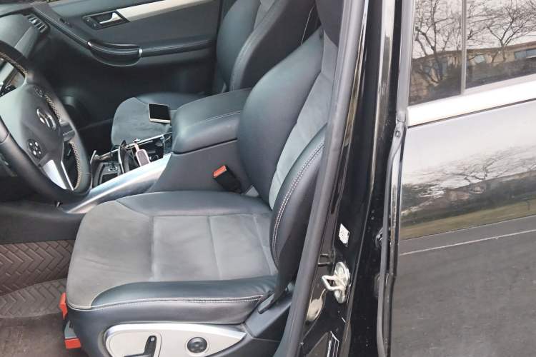 Used Mercedes-Benz R-Class 2014 R 320 4MATIC Business Model Left Front Seat