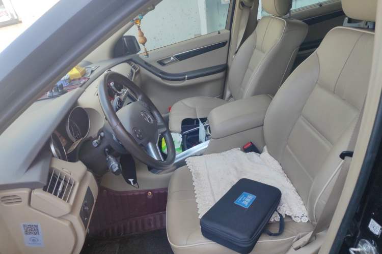 Used Mercedes-Benz R-Class 2014 R 320 4MATIC Luxury Model Left Front Seat