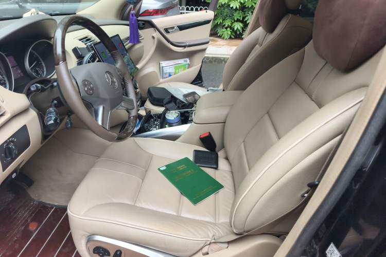 Used Mercedes-Benz R-Class 2014 R 400 4MATIC Luxury Model Left Front Seat