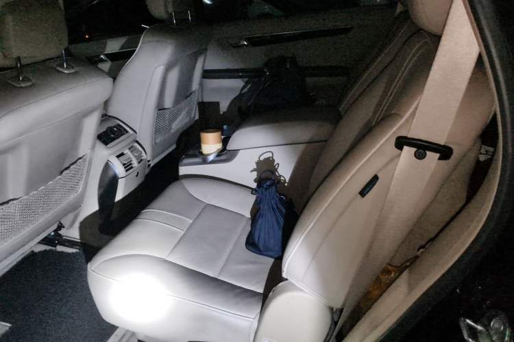 Used Mercedes-Benz R-Class 2014 R 400 4MATIC Business Model Left Rear Seat