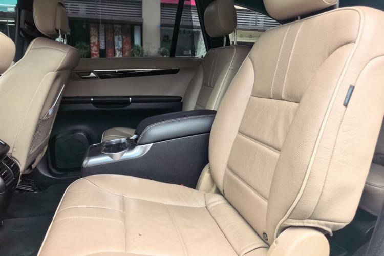 Used Mercedes-Benz R-Class 2014 R 400 4MATIC Luxury Model Left Rear Seat