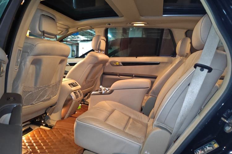 Used Mercedes-Benz R-Class 2014 R 400 4MATIC Business Model Left Rear Seat