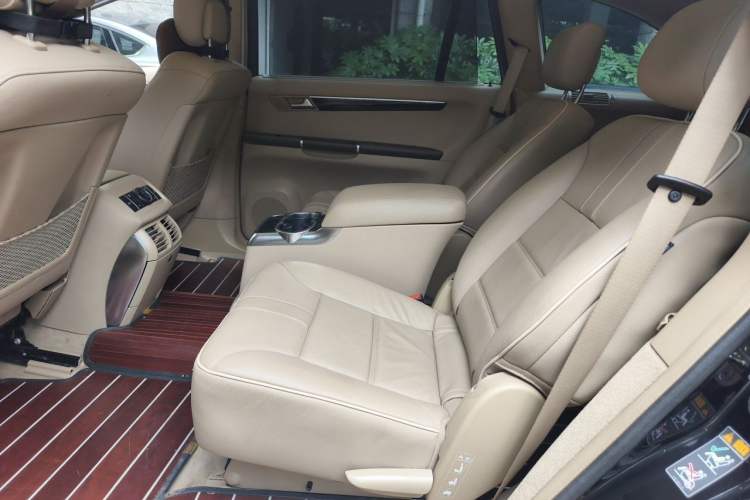 Used Mercedes-Benz R-Class 2014 R 400 4MATIC Luxury Model Left Rear Seat