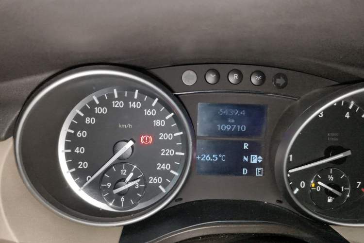 Used Mercedes-Benz R-Class 2014 R 400 4MATIC Business Model Odometer Close Up