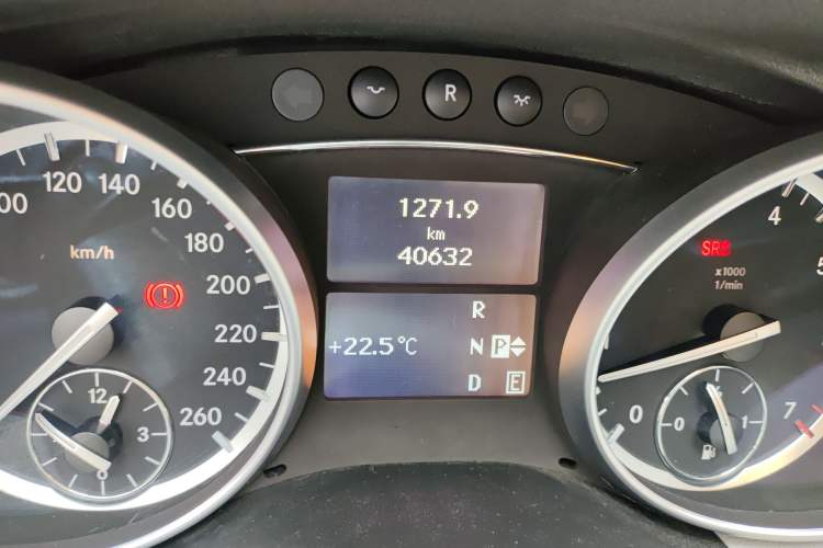 Used Mercedes-Benz R-Class 2014 R 320 4MATIC Business Model Odometer Close Up