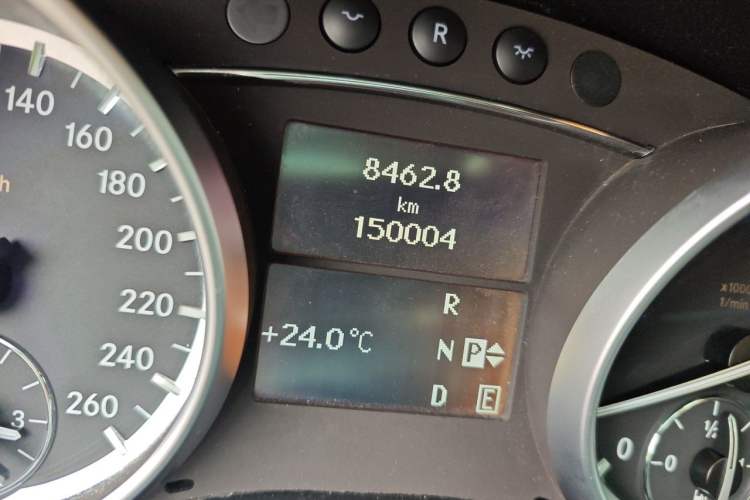 Used Mercedes-Benz R-Class 2014 R 320 4MATIC Business Model Odometer Close Up