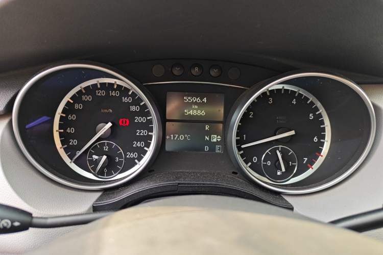 Used Mercedes-Benz R-Class 2014 R 320 4MATIC Business Model Odometer Close Up