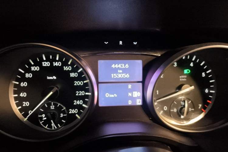 Used Mercedes-Benz R-Class 2014 R 320 4MATIC Business Model Odometer Close Up
