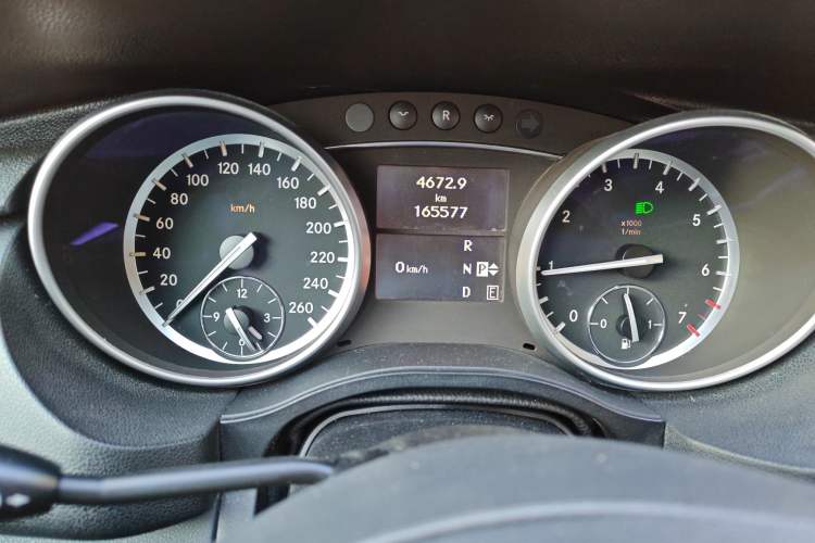 Used Mercedes-Benz R-Class 2014 R 320 4MATIC Luxury Model Odometer Close Up