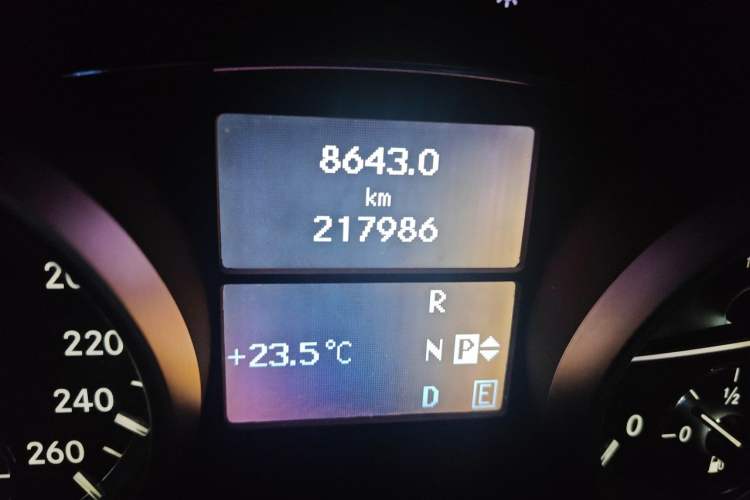 Used Mercedes-Benz R-Class 2014 R 320 4MATIC Luxury Model Odometer Close Up