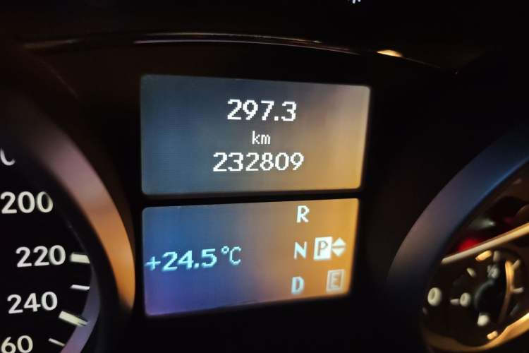 Used Mercedes-Benz R-Class 2014 R 320 4MATIC Business Model Odometer Close Up
