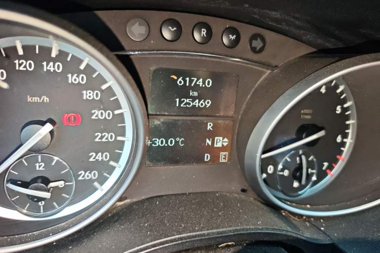 Used Mercedes-Benz R-Class 2014 R 320 4MATIC Luxury Model Odometer Close Up