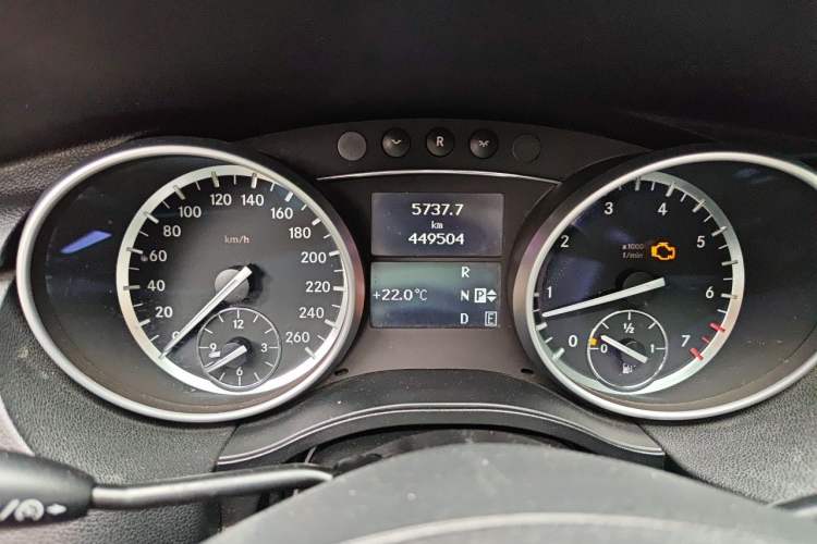 Used Mercedes-Benz R-Class 2014 R 320 4MATIC Luxury Model Odometer Close Up