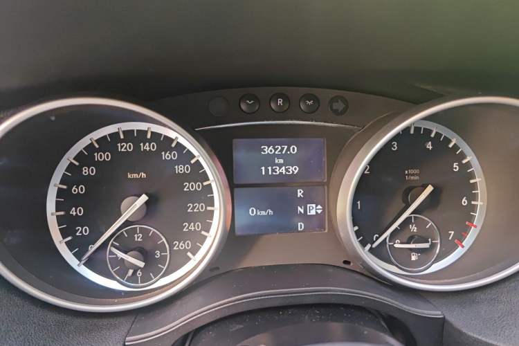 Used Mercedes-Benz R-Class 2014 R 320 4MATIC Business Model Odometer Close Up