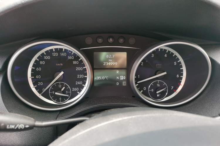 Used Mercedes-Benz R-Class 2014 R 320 4MATIC Business Model Odometer Close Up