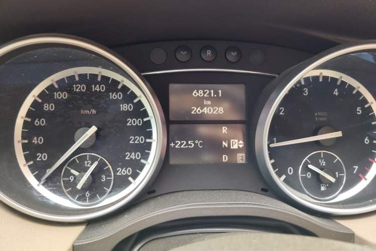 Used Mercedes-Benz R-Class 2014 R 320 4MATIC Luxury Model Odometer Close Up