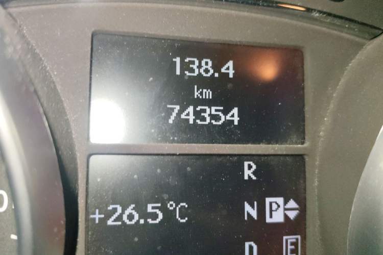 Used Mercedes-Benz R-Class 2014 R 320 4MATIC Business Model Odometer Close Up