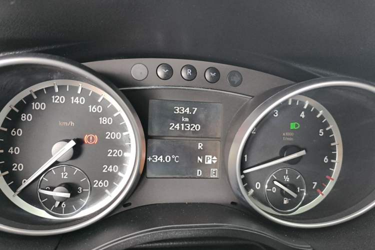 Used Mercedes-Benz R-Class 2014 R 320 4MATIC Business Model Odometer Close Up