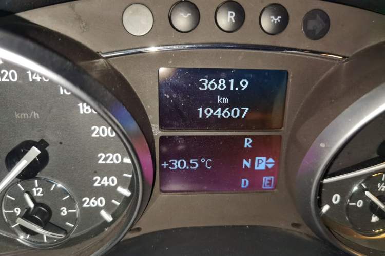 Used Mercedes-Benz R-Class 2014 R 320 4MATIC Business Model Odometer Close Up