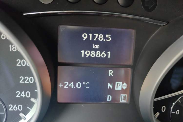 Used Mercedes-Benz R-Class 2014 R 400 4MATIC Luxury Model Odometer Close Up