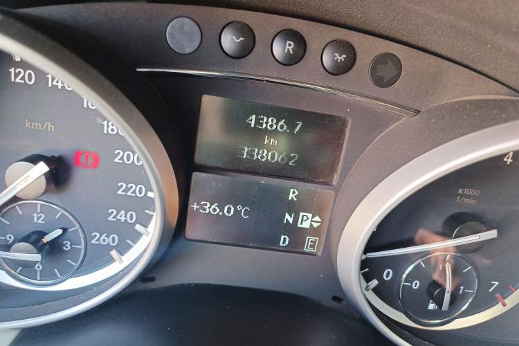 Used Mercedes-Benz R-Class 2014 R 320 4MATIC Luxury Model Odometer Close Up