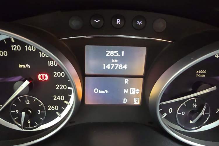 Used Mercedes-Benz R-Class 2014 R 320 4MATIC Business Model Odometer Close Up