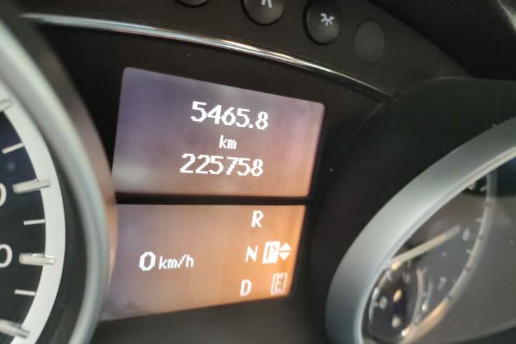 Used Mercedes-Benz R-Class 2014 R 320 4MATIC Luxury Model Odometer Close Up