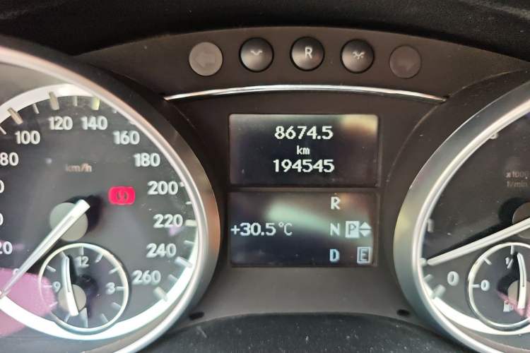 Used Mercedes-Benz R-Class 2014 R 320 4MATIC Business Model Odometer Close Up