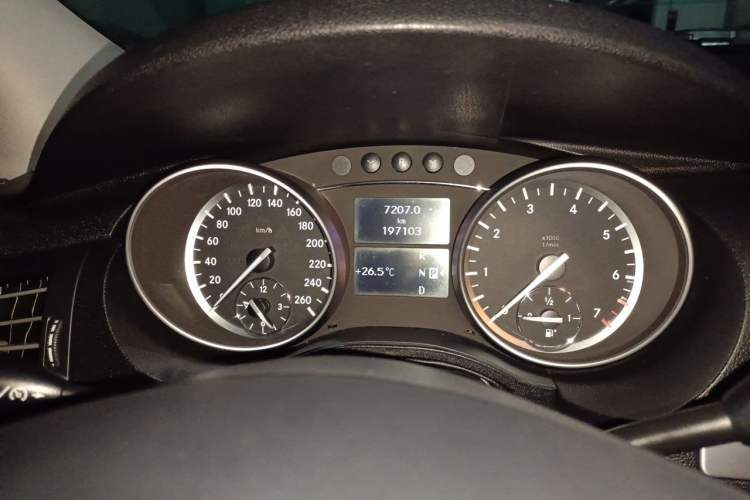Used Mercedes-Benz R-Class 2014 R 320 4MATIC Business Model Odometer Close Up
