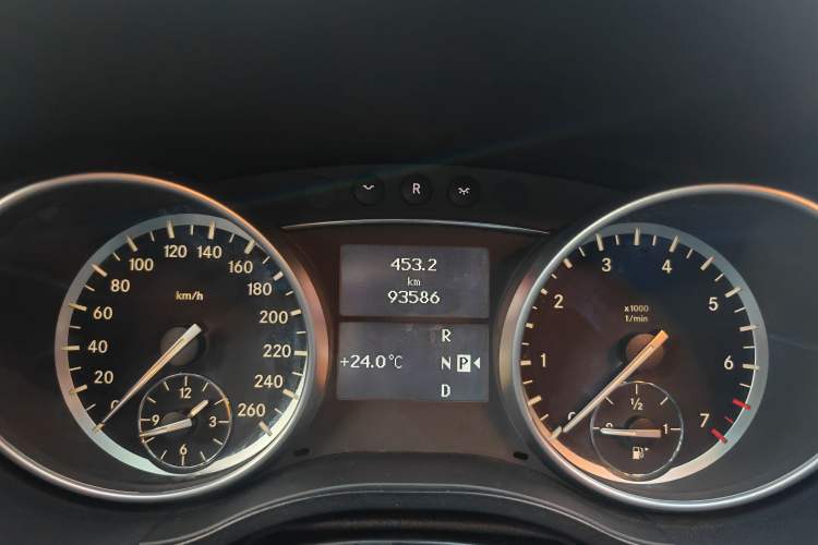 Used Mercedes-Benz R-Class 2014 R 400 4MATIC Business Model Odometer Close Up