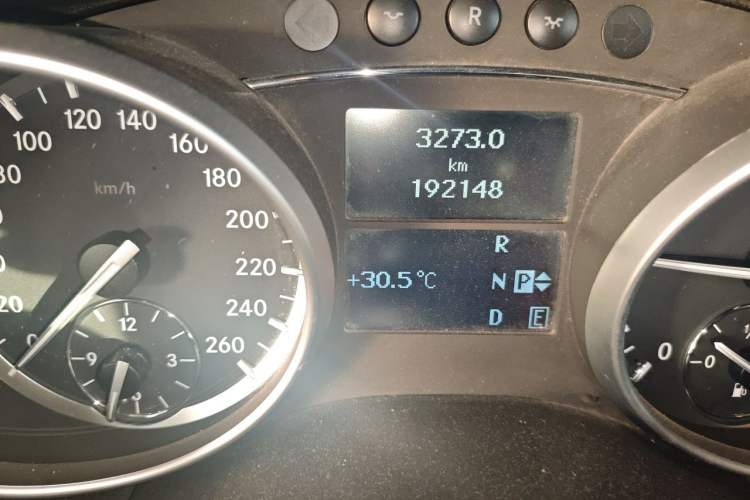 Used Mercedes-Benz R-Class 2014 R 320 4MATIC Business Model Odometer Close Up