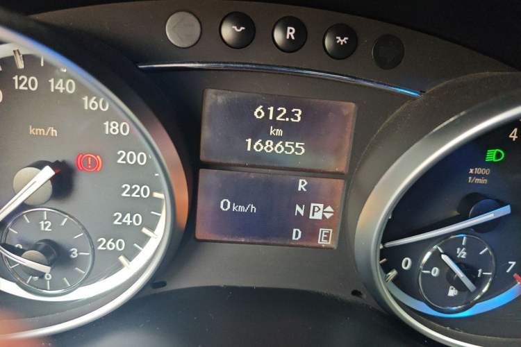 Used Mercedes-Benz R-Class 2014 R 320 4MATIC Luxury Model Odometer Close Up