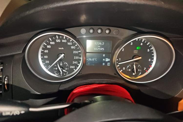 Used Mercedes-Benz R-Class 2014 R 320 4MATIC Business Model Odometer Close Up