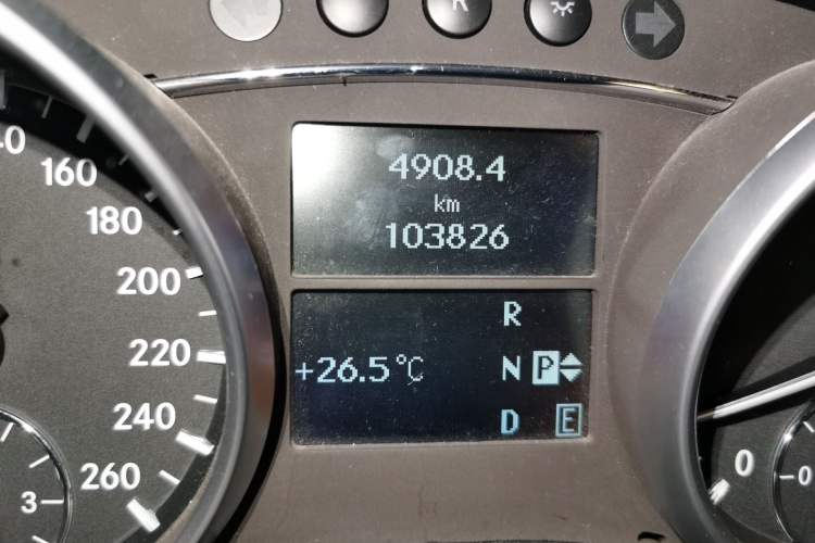 Used Mercedes-Benz R-Class 2014 R 320 4MATIC Business Model Odometer Close Up