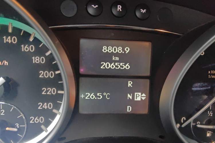 Used Mercedes-Benz R-Class 2014 R 400 4MATIC Luxury Model Odometer Close Up