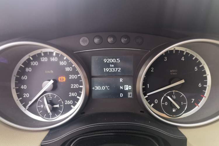Used Mercedes-Benz R-Class 2014 R 320 4MATIC Luxury Model Odometer Close Up