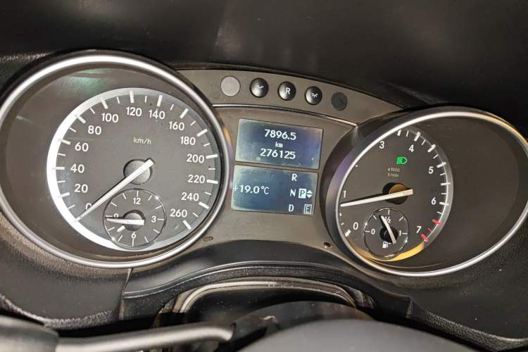 Used Mercedes-Benz R-Class 2014 R 400 4MATIC Business Model Odometer Close Up