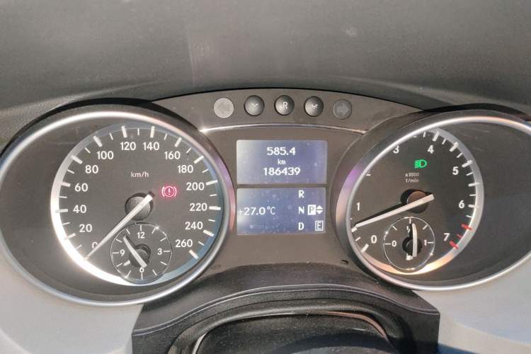 Used Mercedes-Benz R-Class 2014 R 320 4MATIC Business Model Odometer Close Up