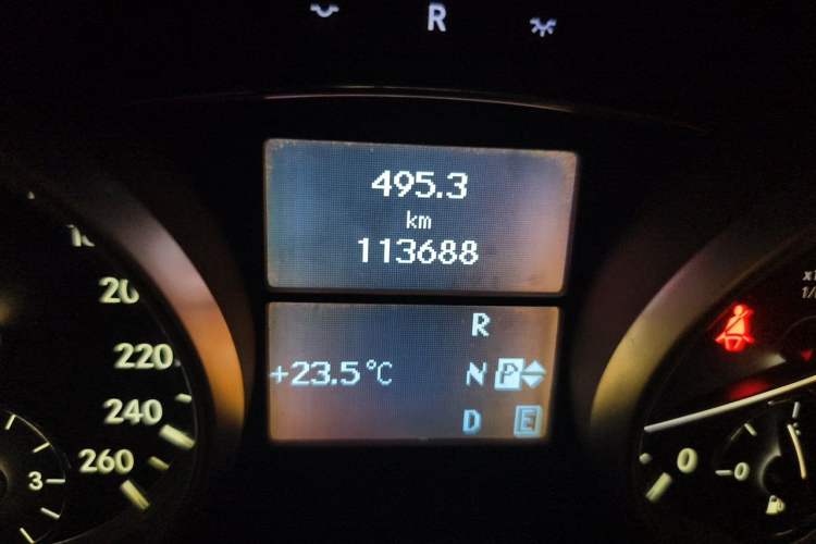 Used Mercedes-Benz R-Class 2014 R 320 4MATIC Business Model Odometer Close Up
