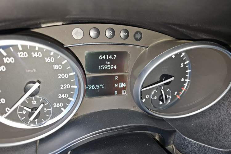 Used Mercedes-Benz R-Class 2014 R 320 4MATIC Business Model Odometer Close Up