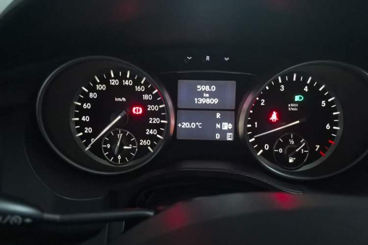 Used Mercedes-Benz R-Class 2014 R 320 4MATIC Luxury Model Odometer Close Up