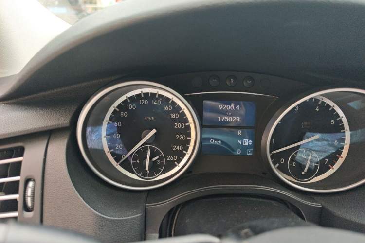 Used Mercedes-Benz R-Class 2014 R 320 4MATIC Business Model Odometer Close Up