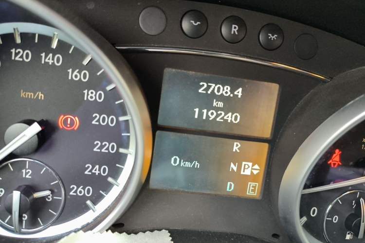Used Mercedes-Benz R-Class 2014 R 320 4MATIC Luxury Model Odometer Close Up
